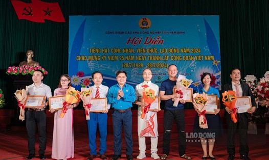 Ông Hoàng Đình Trung - Chủ tịch Liên đoàn Lao động tỉnh Nam Định trao giải cho 7 tiết mục đạt giải A. Ảnh: Đặng Minh
