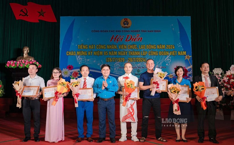 Ông Hoàng Đình Trung - Chủ tịch Liên đoàn Lao động tỉnh Nam Định trao giải cho 7 tiết mục đạt giải A. Ảnh: Đặng Minh