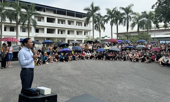 Lãnh đạo huyện Hiệp Hòa tuyên truyền, vận động công nhân trở lại làm việc chiều 3.8. Ảnh: NVCC