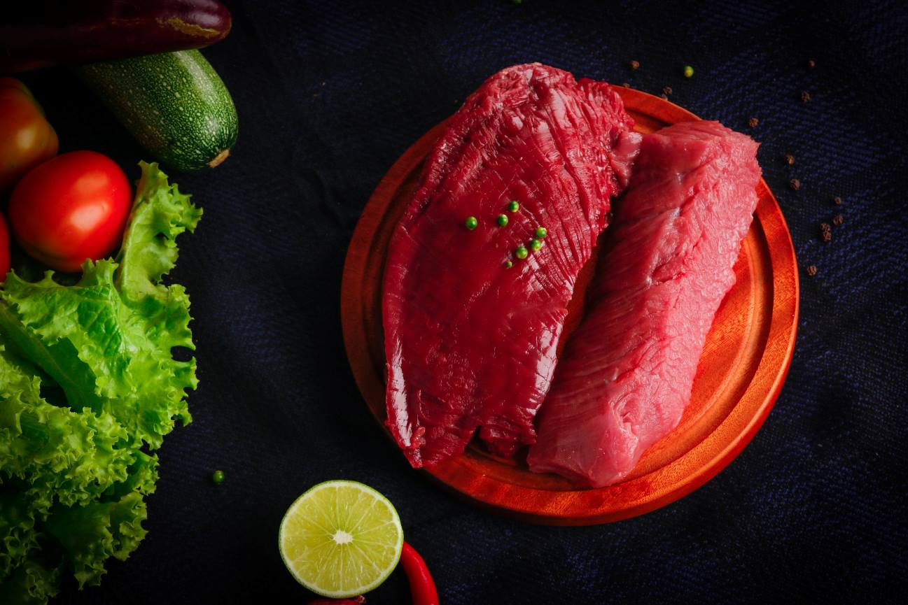 Thịt đà điểu thuộc loại thịt đỏ giàu dinh dưỡng. Ảnh: Kiều Hương