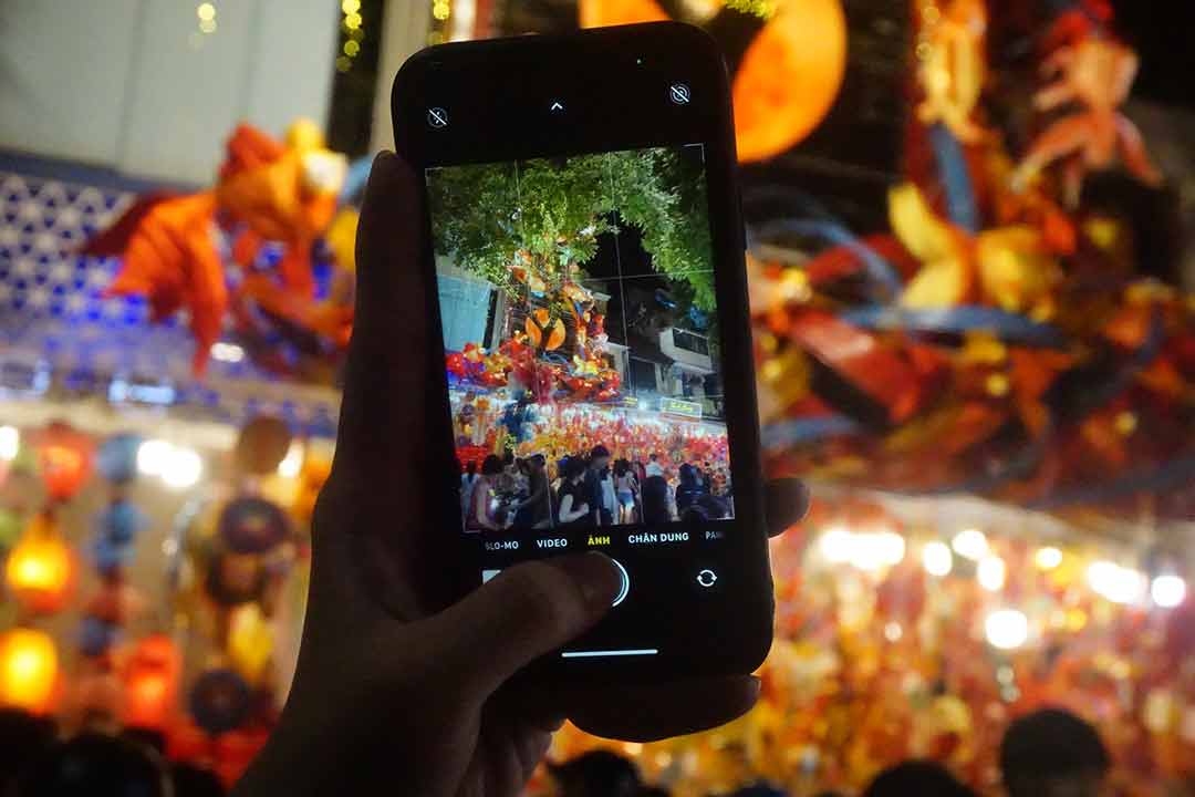 Young people enjoy taking photos of the red-filled space on Hang Ma Street. Photo: Nhat Minh