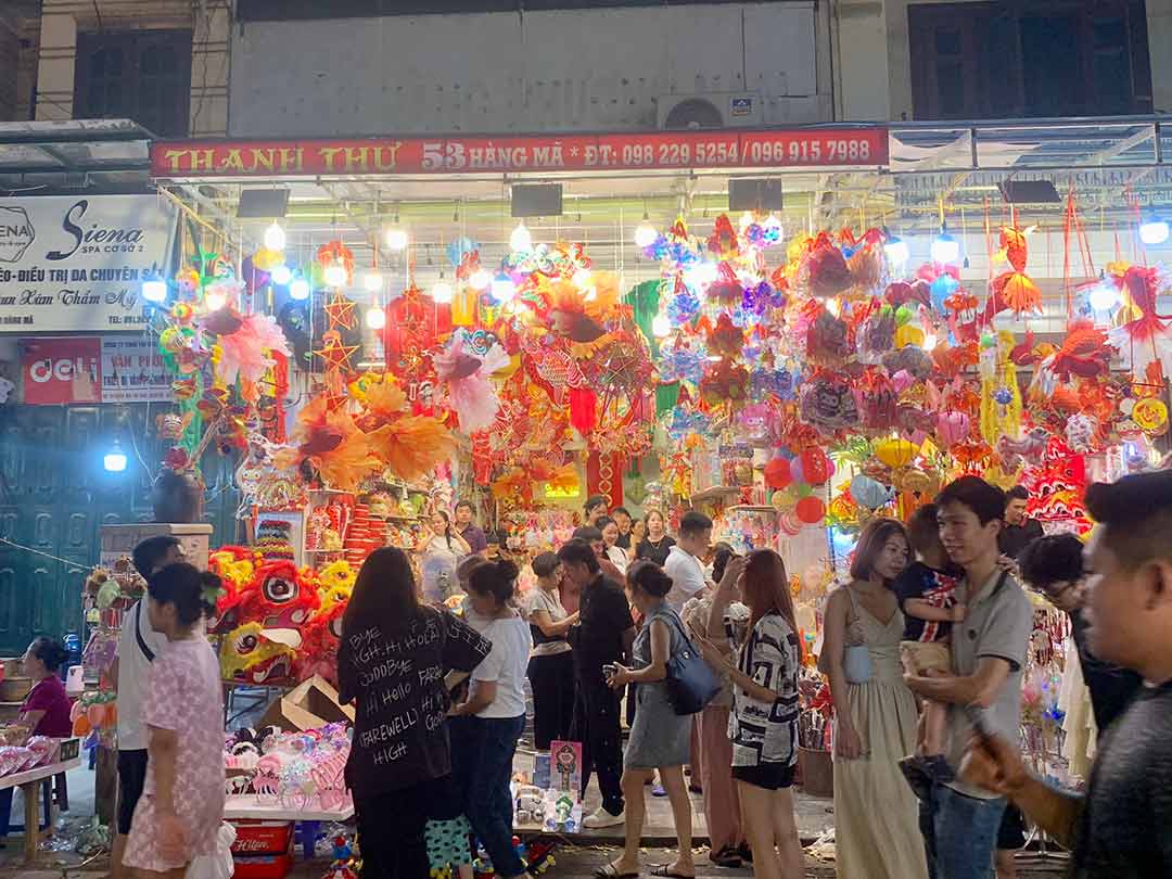 The shops here attract a large number of people. Photo: Nhat Minh