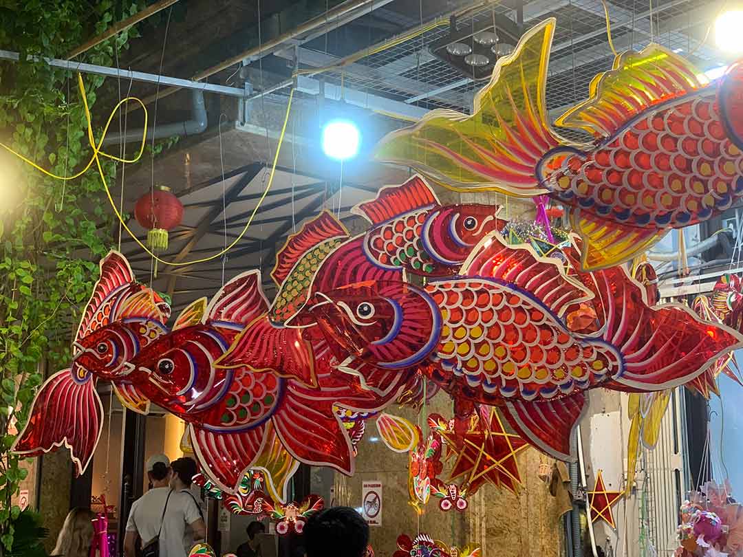 Carp lanterns range from 60,000 to 300,000 VND/lamp depending on the type. Photo: Nhat Minh