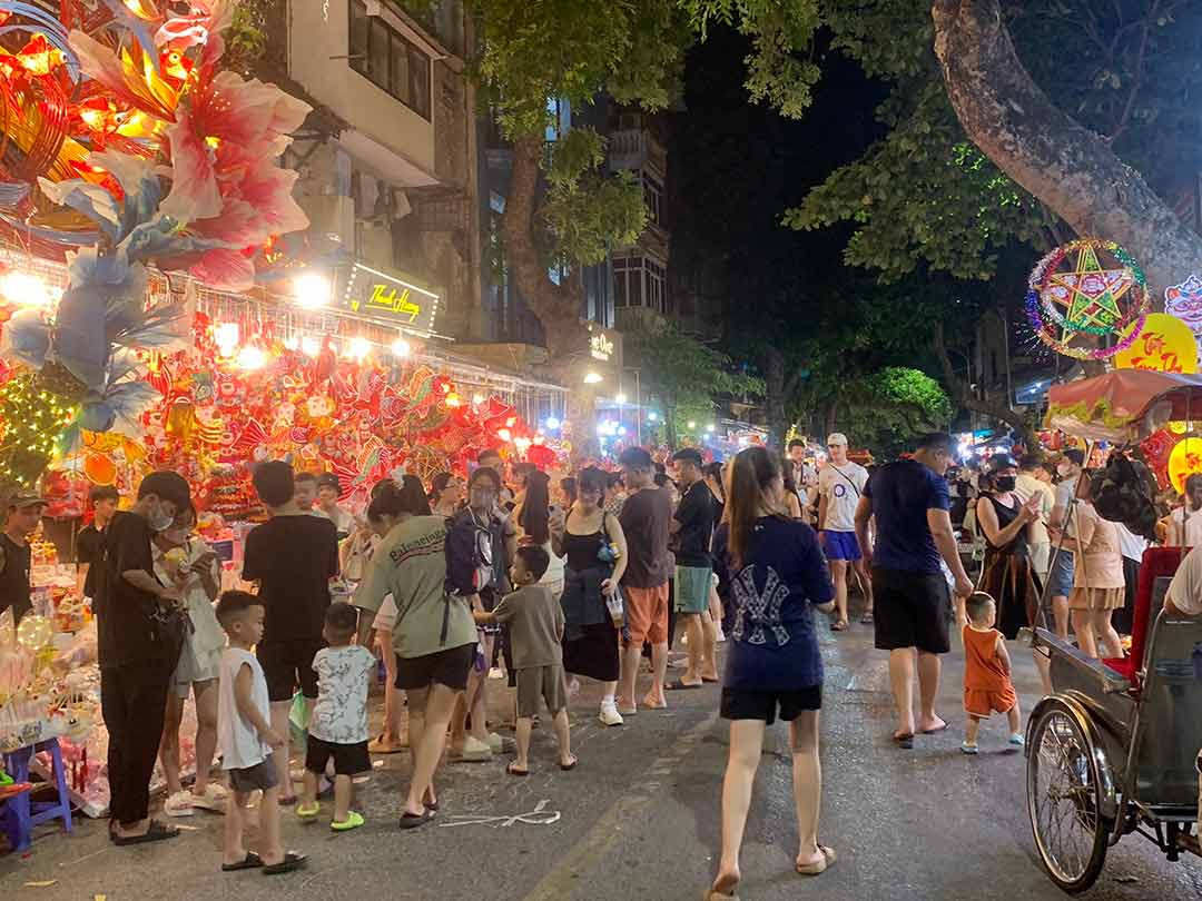 Tuyến phố Hàng Mã (Hoàn Kiếm, Hà Nội) đông kín người trước thềm Tết Trung thu. Ảnh: Nhật Minh