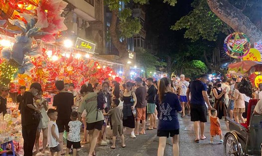 Tuyến phố Hàng Mã (Hoàn Kiếm, Hà Nội) đông kín người trước thềm Tết Trung thu. Ảnh: Nhật Minh