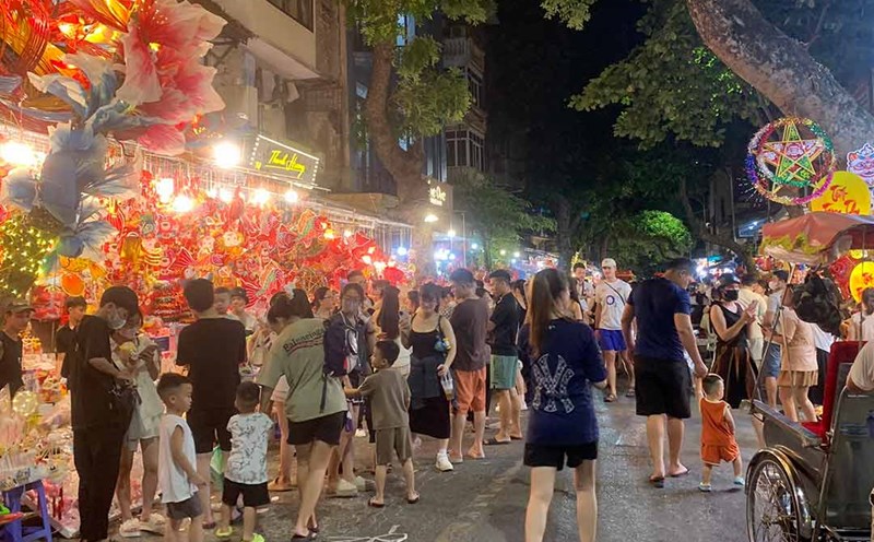 Tuyến phố Hàng Mã (Hoàn Kiếm, Hà Nội) đông kín người trước thềm Tết Trung thu. Ảnh: Nhật Minh
