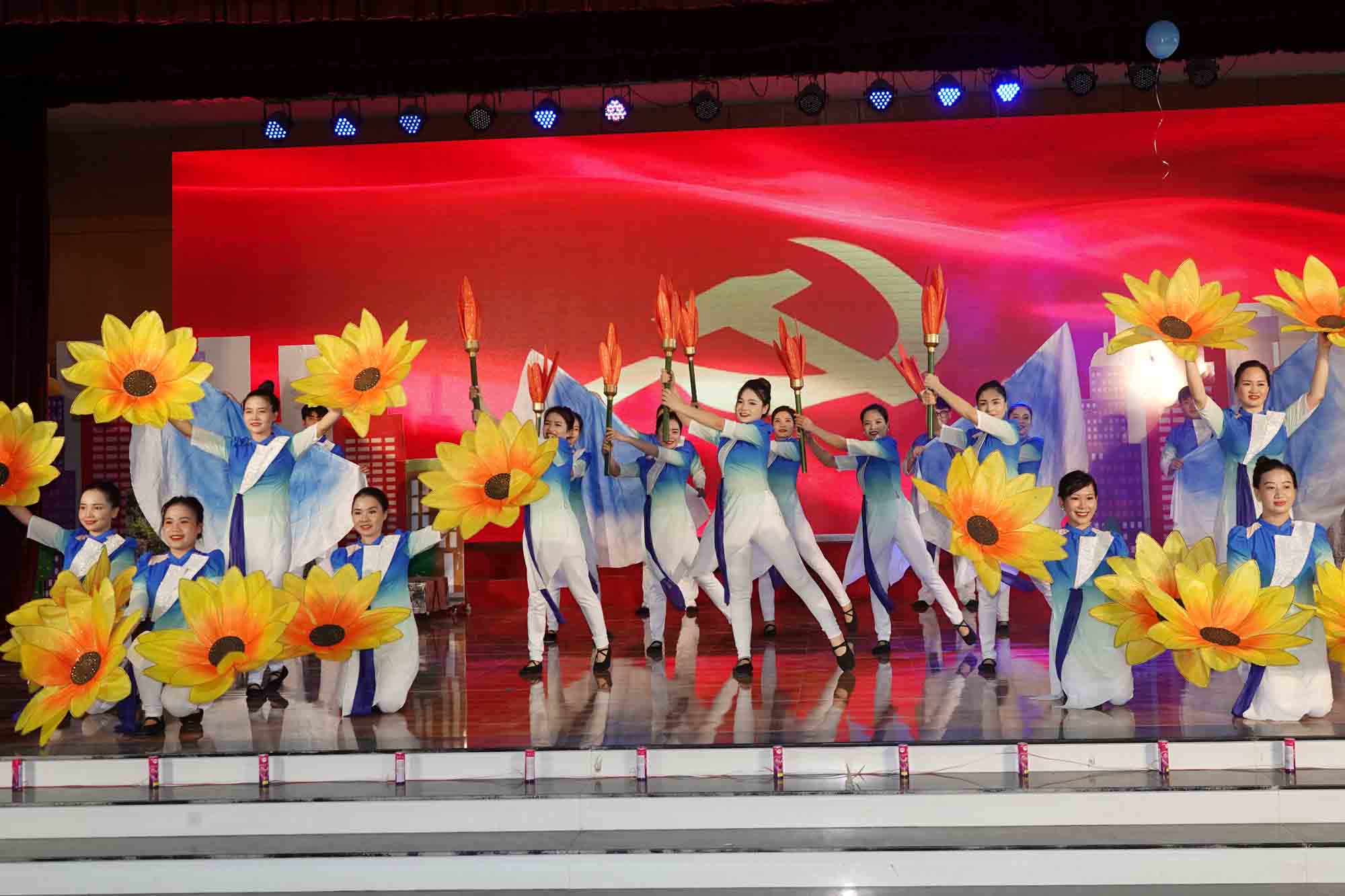 Tiết mục dự thi của Liên đoàn Lao động Thành phố Hà Tĩnh. Ảnh: Trần Tuấn.