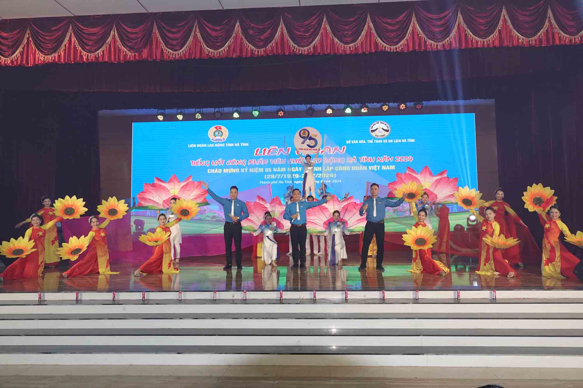 Performance of the Labor Union of Hương Sơn District. Photo: Trần Tuấn.