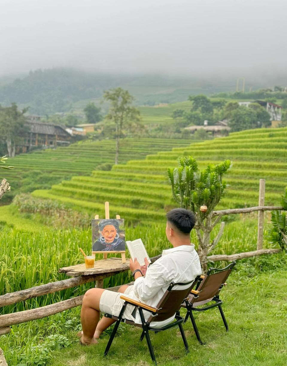 In particular, the male tourist felt that this trip was very successful because he found a satisfactory homestay with a room view of the vast rice fields and mountains of Ta Van.