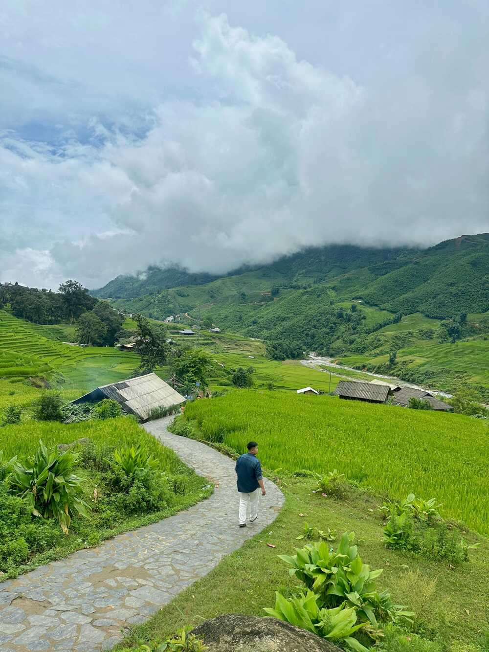 Male tourists said Ta Van is not too difficult to go like other Northwest destinations. This location is only about 10km from Sapa town center, the road is quite nice so there is no inconvenience.