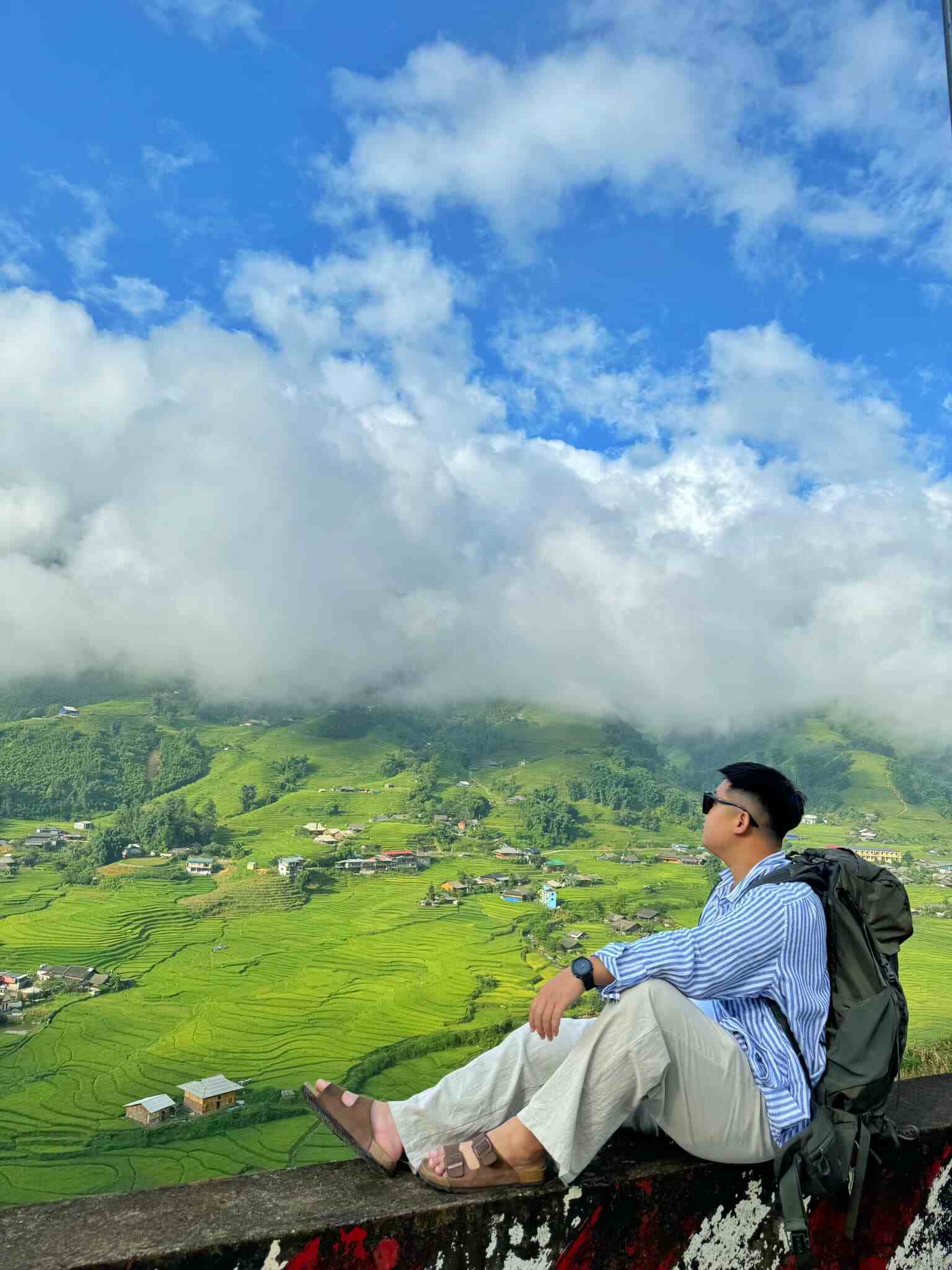 Mr. Hoang Ba Dinh, 25 years old, a teacher in Hanoi, had a memorable 2 days and 2 nights trip to Ta Van when he successfully hunted the "million dollar view" to see the lush green terraced fields.