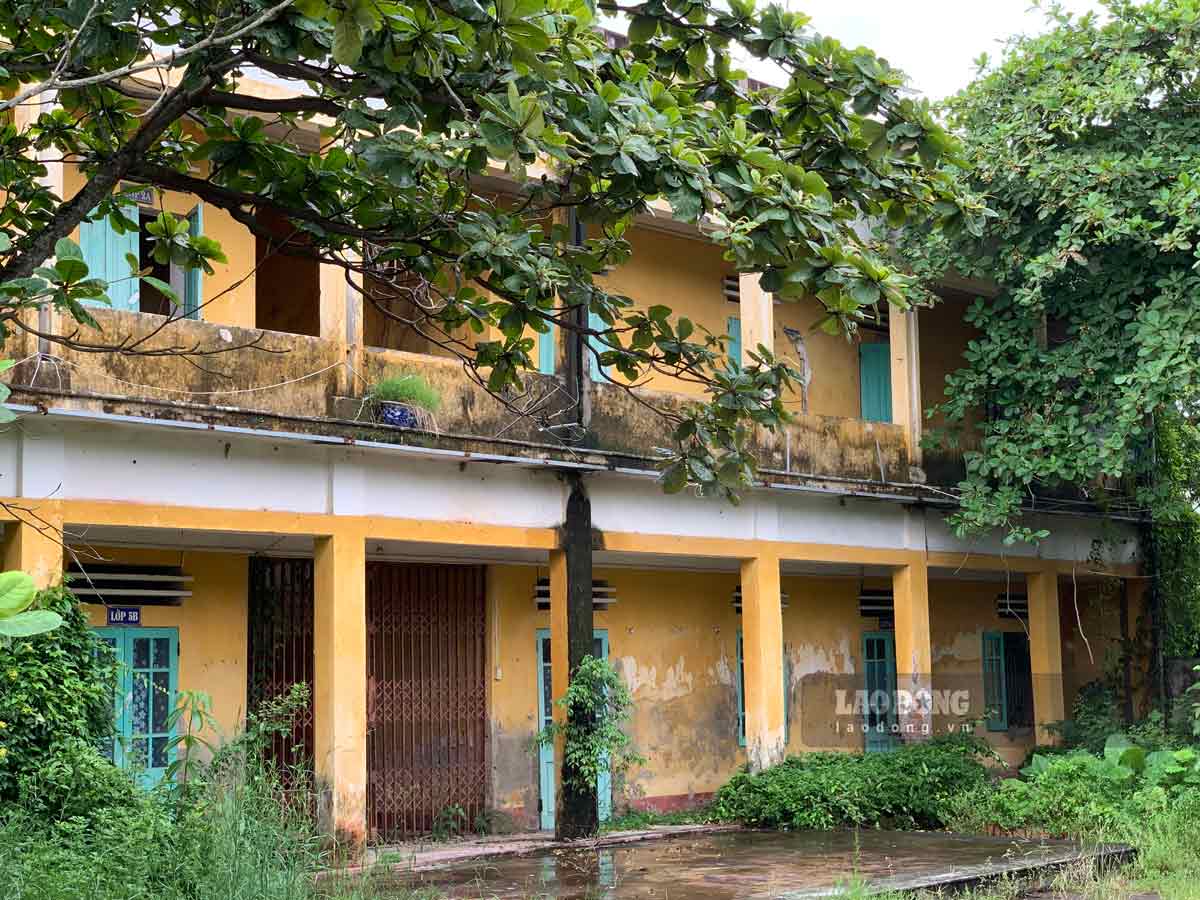 2-story building with 8 classrooms