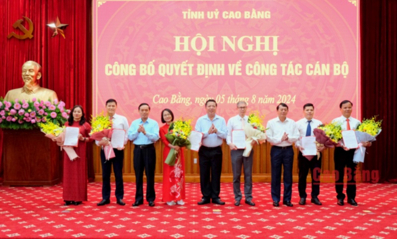 Lãnh đạo tỉnh Cao Bằng chúc mừng các nhân sự nhận quyết định điều động, luân chuyển. Ảnh: Báo Cao Bằng