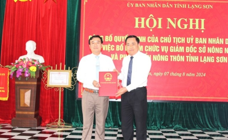 Ông Hồ Tiến Thiệu - Chủ tịch UBND tỉnh trao Quyết định bổ nhiệm cho ông Nguyễn Hữu Chiến - tân Giám đốc Sở NN&PTNT. Ảnh: Langson.gov.vn 