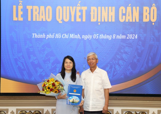 Phó Chủ tịch UBND TPHCM Võ Văn Hoan trao quyết định và hoa chúc mừng bà Nguyễn Thị Đoan Trang. Ảnh: Ngô Tùng 