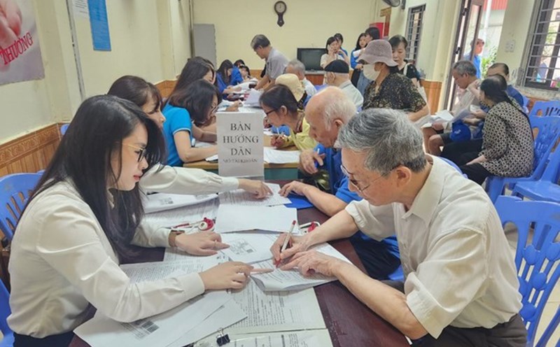 Người dân Hà Nội làm thủ tục chuyển đổi hình thức nhận lương hưu từ tiền mặt sang tài khoản cá nhân. Ảnh: BHXH TP Hà Nội