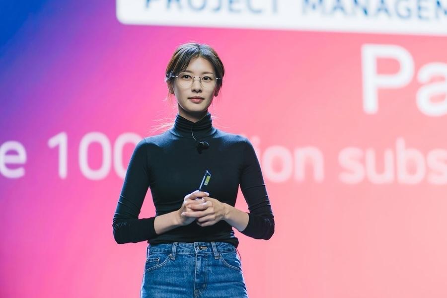 Jung So Min's appearance during the presentation was compared by the media to being reminiscent of Steve Jobs. Photo: Manufacturer