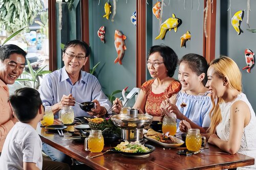 Những bữa cơm gia đình ấm cúng sẽ giúp con cái thể hiện hiếu kính với cha mẹ nhân ngày Vu Lan. Ảnh: Pixabay