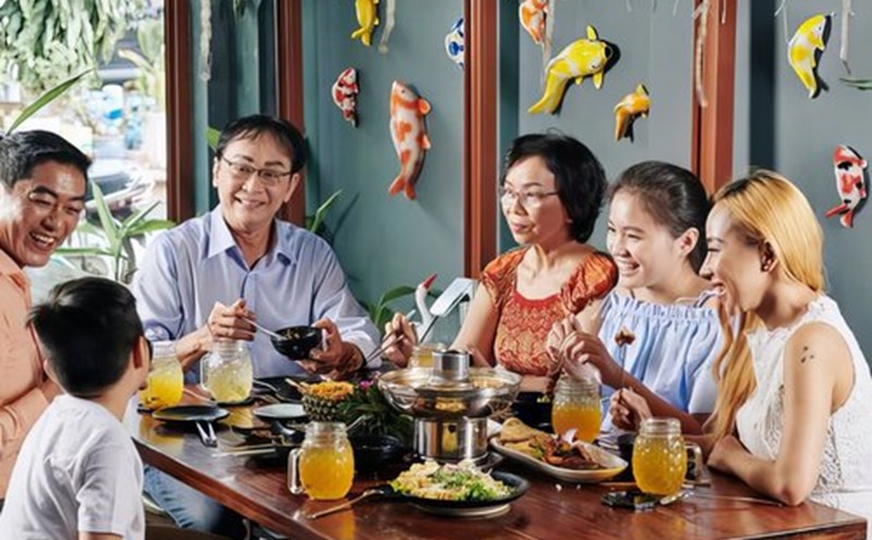 Những bữa cơm gia đình ấm cúng sẽ giúp con cái thể hiện hiếu kính với cha mẹ nhân ngày Vu Lan. Ảnh: Pixabay