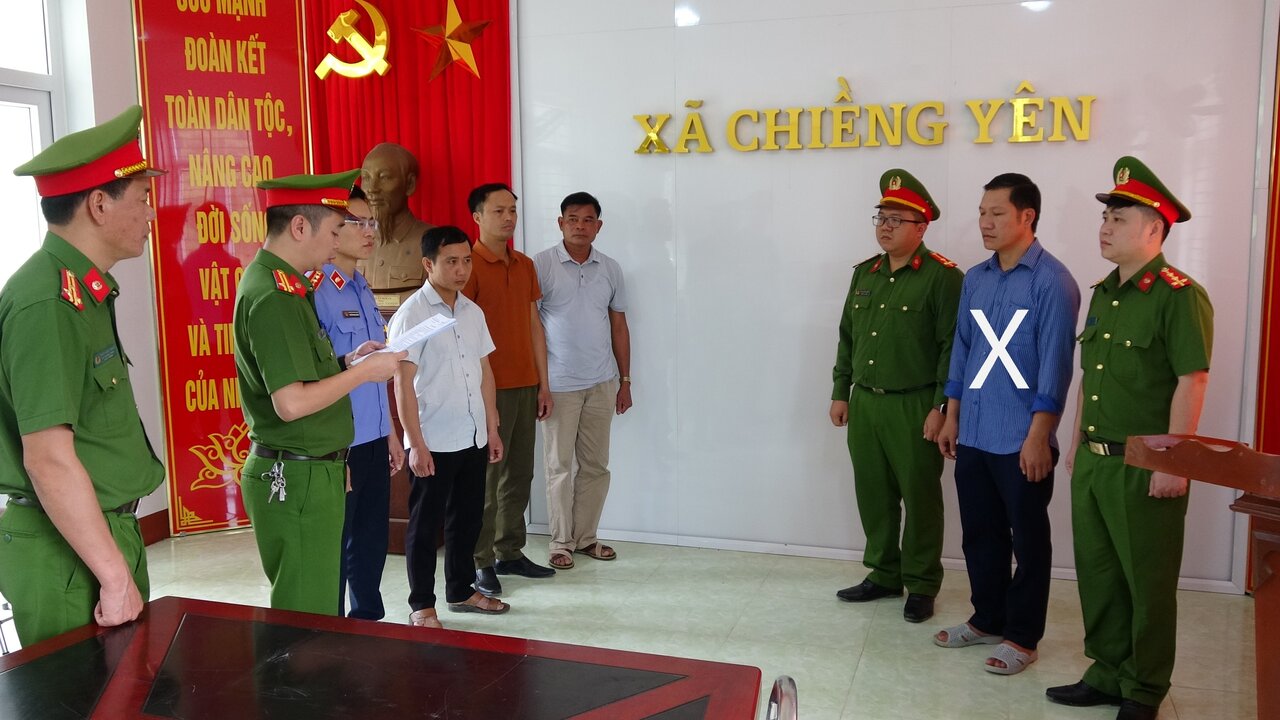 Cơ quan CSĐT Công an tỉnh Sơn La thi hành các quyết định đối với đối tượng Hà Văn Phúc (nguyên Chủ tịch xã Chiềng Yên, huyện Vân Hồ). Ảnh: Cao Thiên