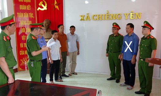 Cơ quan CSĐT Công an tỉnh Sơn La thi hành các quyết định đối với đối tượng Hà Văn Phúc (nguyên Chủ tịch xã Chiềng Yên, huyện Vân Hồ). Ảnh: Cao Thiên