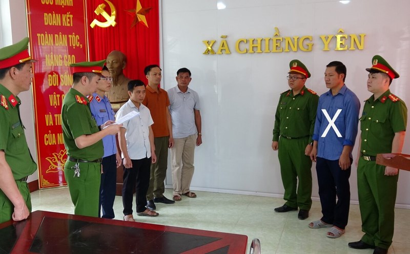 Cơ quan CSĐT Công an tỉnh Sơn La thi hành các quyết định đối với đối tượng Hà Văn Phúc (nguyên Chủ tịch xã Chiềng Yên, huyện Vân Hồ). Ảnh: Cao Thiên