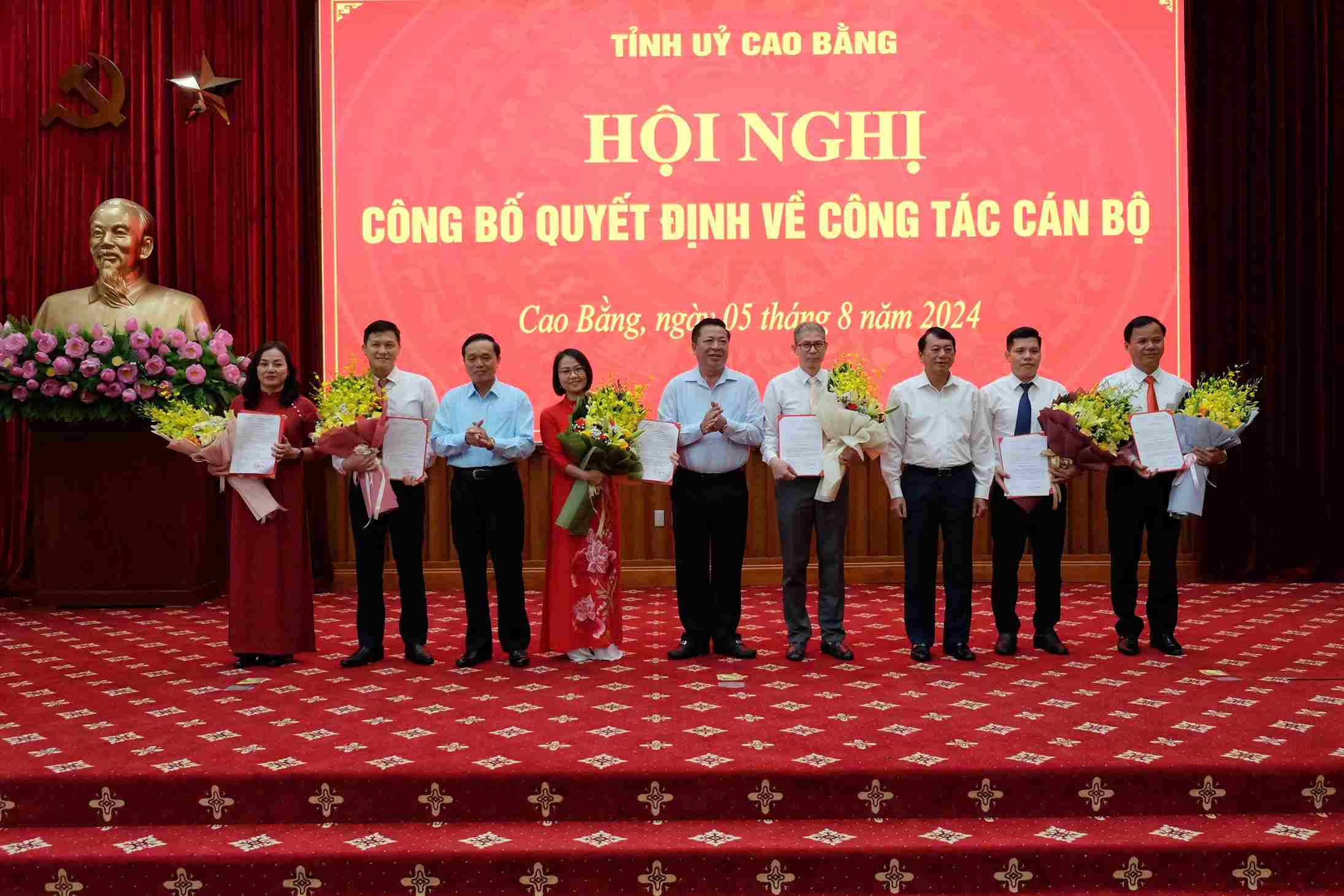 6 cán bộ tại Cao Bằng được luân chuyển nhận nhiệm vụ mới. Ảnh: Thế Hiển