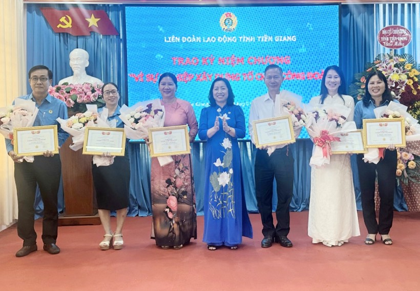 Awarding the Medal "For the cause of building trade unions" of the General Confederation of Labor of Vietnam to 6 individuals who have made many contributions to building trade unions. Photo: Anh Tuan