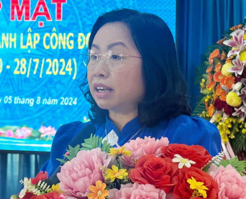 Ms. Thai Thu Xuong - Vice President of the Vietnam General Confederation of Labor - spoke at the meeting. Photo: Anh Tuan