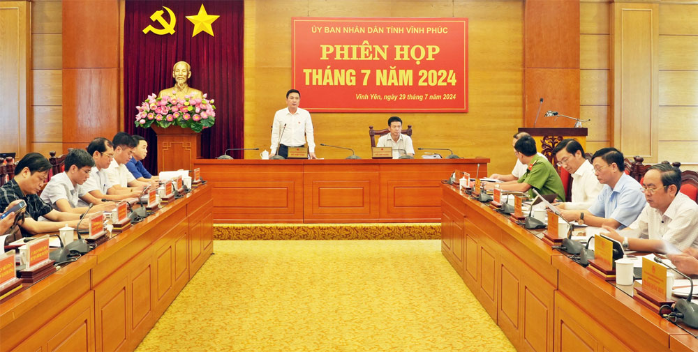 Lần gần nhất, ông Vũ Chí Giang ngồi ghế Phó Chủ tịch UBND tỉnh Vĩnh Phúc (bên phải) là phiên họp thường kỳ tháng 7. Ảnh: Chu Kiều