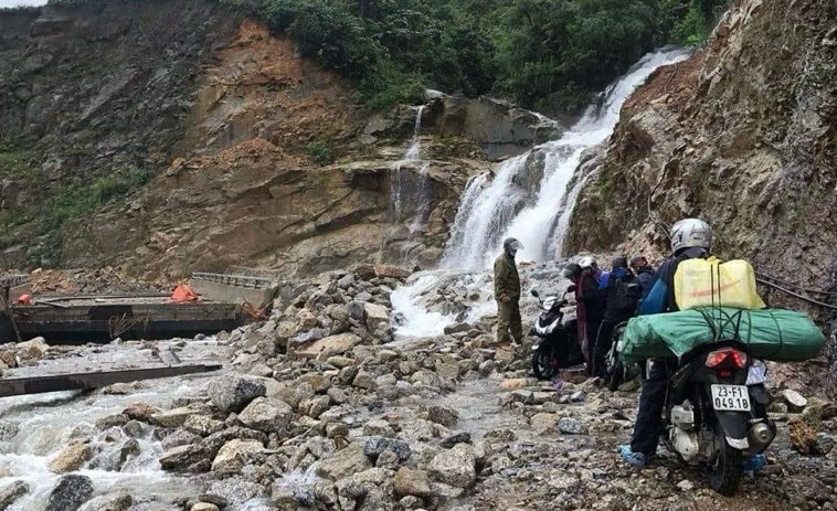 Sạt lở đất đá ở huyện Hoàng Su Phì (Hà Giang) làm 3 người thương vong và hư hại nhiều công trình. Ảnh: Hồng Trần.