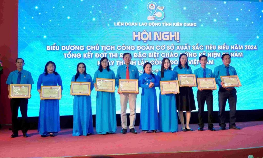 Khen thưởng cho các tập thể, cá nhân có thành tích xuất sắc trong đợt thi đua đặc biệt của Công đoàn. Ảnh: Nguyên Anh