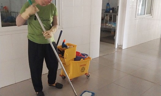 Chị Võ Thị Bích Thủy với công việc tạp vụ tạm bợ tại một cơ quan. Ảnh: Xuân Nhàn.