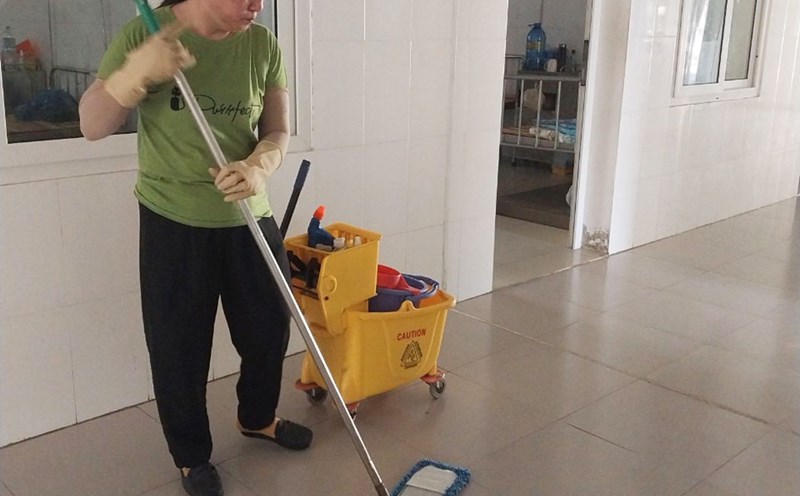 Chị Võ Thị Bích Thủy với công việc tạp vụ tạm bợ tại một cơ quan. Ảnh: Xuân Nhàn.