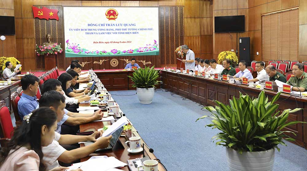 Deputy Prime Minister Tran Luu Quang at a meeting with the People's Committee of Dien Bien province.