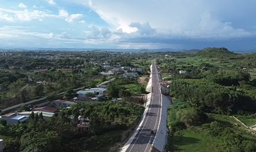 Tuyến tránh thị xã An Khê được đầu tư hàng chục tỉ đồng nhưng đã sớm bị hư hại nền đường. Ảnh: Thanh Tuấn