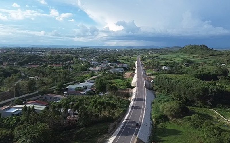 Tuyến tránh thị xã An Khê được đầu tư hàng chục tỉ đồng nhưng đã sớm bị hư hại nền đường. Ảnh: Thanh Tuấn