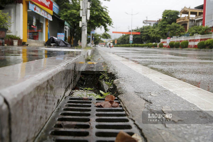 According to many people's feedback, the "traps" on Vo Nguyen Giap street have caused many cars to lose their wheels and not be able to get on.