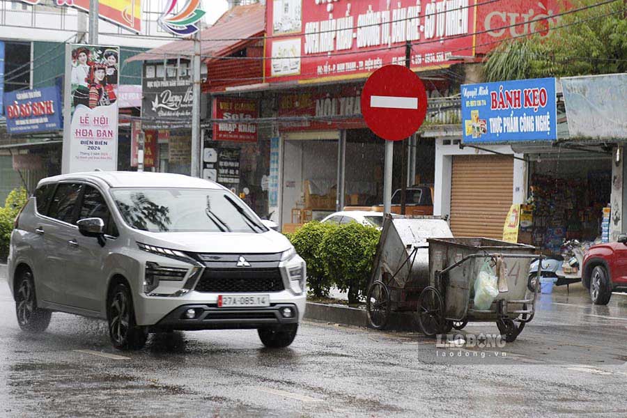 On Vo Nguyen Giap Street, passing through Nam Thanh Ward, Dien Bien Phu City, garbage trucks are also placed all day at the median, causing insecurity for vehicles participating in traffic.