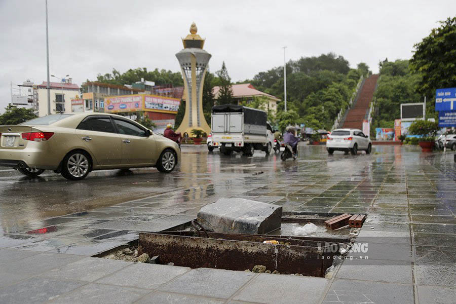 As noted by a reporter from Lao Dong Newspaper, many manholes, sewers, and ditches with missing covers on Vo Nguyen Giap and Nguyen Huu Tho streets in Dien Bien Phu City are posing many hidden safety risks for people and vehicles.