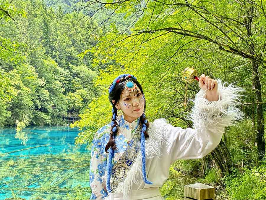 Check in bên hồ nước xanh như ngọc ở Cửu Trại Câu. Ảnh: Vietravel