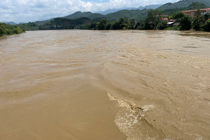 According to the reporter's actual record on the afternoon of August 5, the water flow on the Chay River, the section passing through Bao Yen district, was strong and fierce. Photo: Dinh Dai