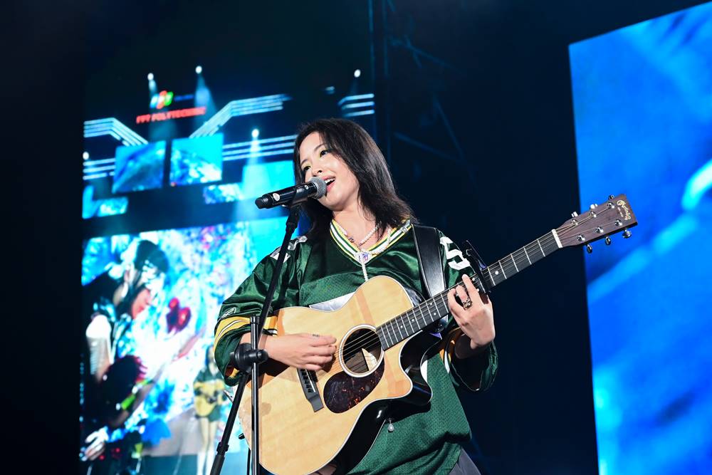 Vu Thanh Van performs on stage. Photo: BTC