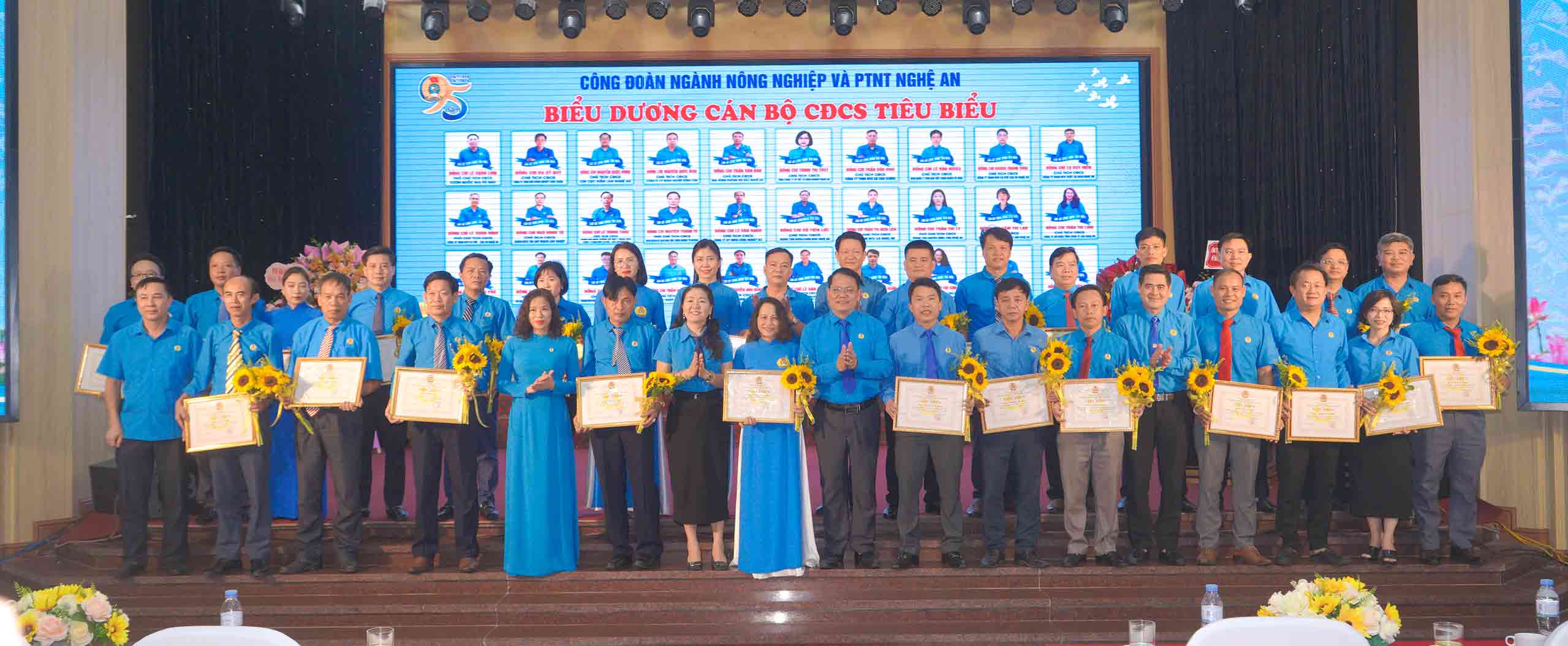 Công đoàn ngành Nông nghiệp Nghệ An biểu dương 30 cán bộ công đoàn cơ sở tiêu biểu. Ảnh: Duy Chương.