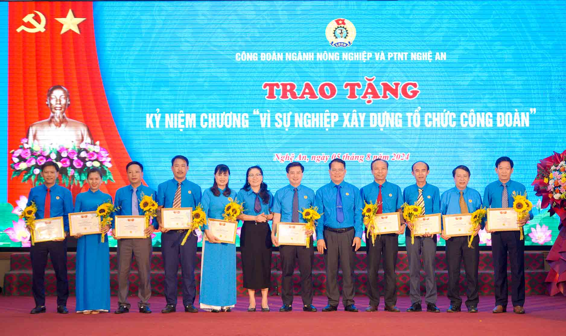 Trao tặng kỷ niệm chương “Vì sự nghiệp xây dựng tổ chức công đoàn“. Ảnh: Duy Chương.