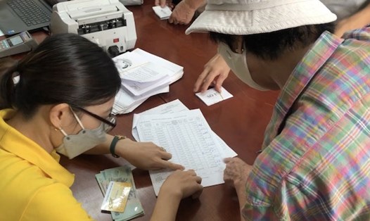 Những lần tăng lương hưu giúp người già vơi bớt khó khăn. Ảnh: Quế Chi