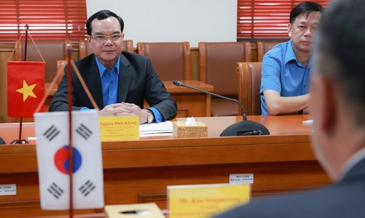 Chủ tịch Tổng LĐLĐVN Nguyễn Đình Khang tại Hội đàm, trong đó 2 bên thống nhất hỗ trợ nhau bảo vệ quyền và lợi ích hợp pháp của người lao động đang làm việc ở nước ngoài. Ảnh: Hải Nguyễn