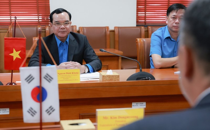 Chủ tịch Tổng LĐLĐVN Nguyễn Đình Khang tại Hội đàm, trong đó 2 bên thống nhất hỗ trợ nhau bảo vệ quyền và lợi ích hợp pháp của người lao động đang làm việc ở nước ngoài. Ảnh: Hải Nguyễn