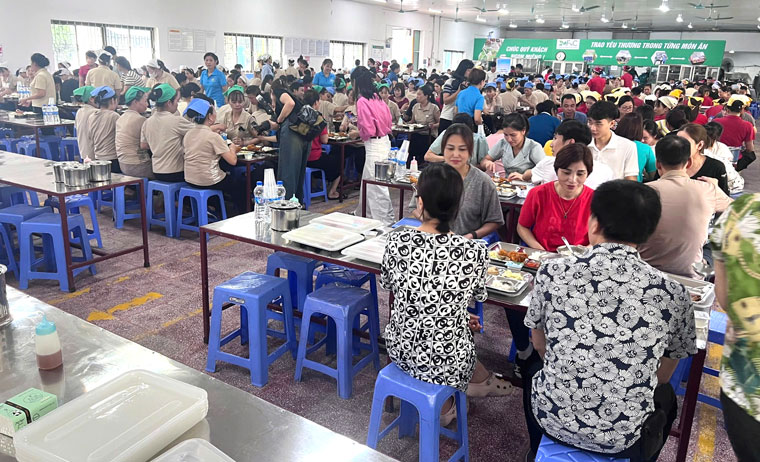 “Bữa cơm công đoàn” là hoạt động thiết thực nhân dịp kỷ niệm 95 năm Ngày thành lập Công đoàn Việt Nam (28.7.1929 - 28.7.2024). Ảnh: Phùng Thị Thường