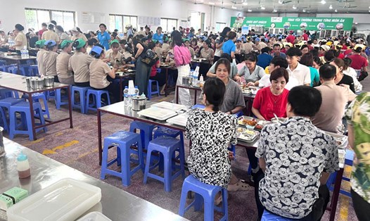 “Bữa cơm công đoàn” là hoạt động thiết thực nhân dịp kỷ niệm 95 năm Ngày thành lập Công đoàn Việt Nam (28.7.1929 - 28.7.2024). Ảnh: Phùng Thị Thường